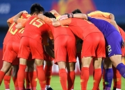 -强队对决世界杯预选赛中发生惊险一幕