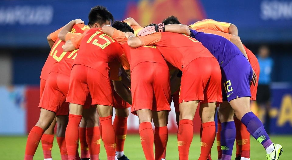 强队对决世界杯预选赛中发生惊险一幕 强队对决世界杯预选赛中发生惊险一幕