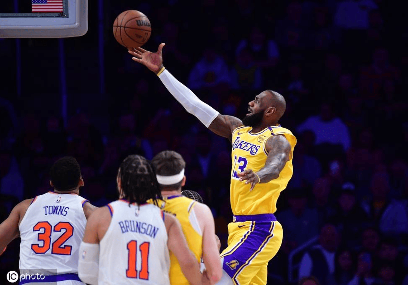 尼克斯逆转广州队，詹姆斯高光表现