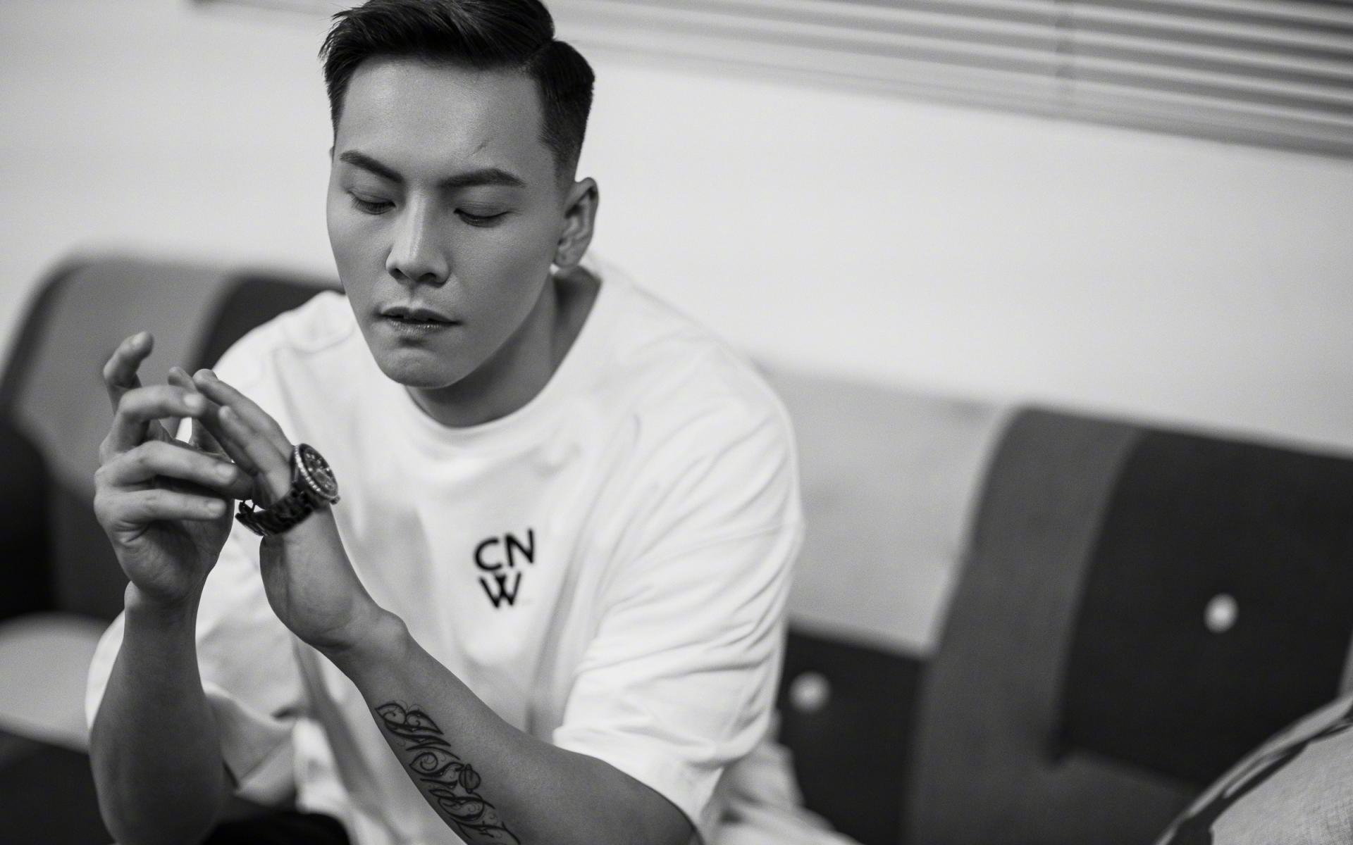 穿越时空的投篮，当广东队激战快船，布克在谁的耳边低语？